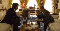 Michael Shannon đối diện Kevin Spacey trong Elvis & Nixon