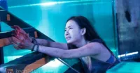 Angela Phương Trinh vật vã trên bậc cầu thang